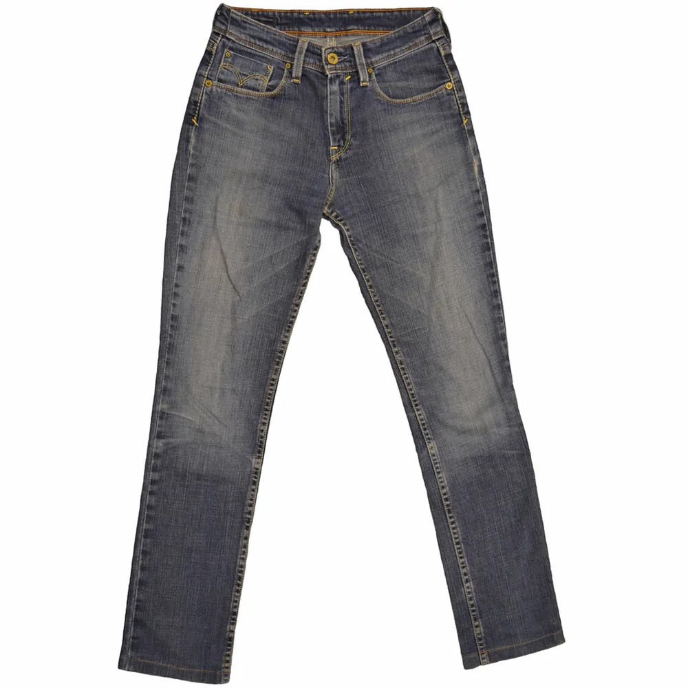 Vintage Levi’s 572 bootcut jeans                         Blue Wash, Excellent Condition, Size 29/31 Measurements: Waist: 39 cm: Outseam: 95 cm, Inseam: 74 cm, Leg Opening: 16 cm                Skickas inom 24h. Samfrakt är möjligt. För fler bilder eller andra övriga frågor, skriv gärna!. Jeans & Byxor.