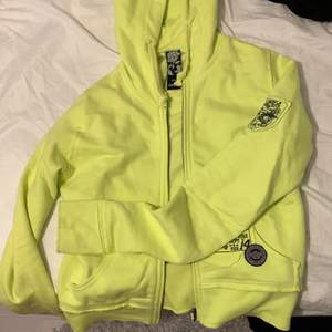 Färgglad zip hoodie med tryck i väldigt bra skick [60kr+frakt]