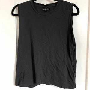 Levi’s Tank Top Svart - En svart tank top från Levi’s. Storlek S, urringande armar. Du står för frakten 🍂