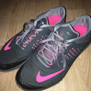 Nike skor dam - Jag har kanske haft de på mig 3 ggr men de är lite för små för mig. 