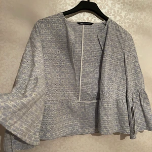 Kavaj/kofta  - Väldigt fin kavaj/kofta från zara, aldrig använd pris 100kr