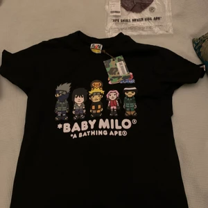 Authentic BAPE t-shirt - Äkta oanvänd bape t-shirt i storlek L men passar också M. Nyskick och du får med påse på köpet. Aldrig använd, lappen är fortfarande kvar. Nypris är 1300kr