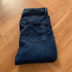 Blåa jeans - Blåa stretchjeans från ASOS. Knappt använda så väldigt bra skick! Storlek 30x30.  