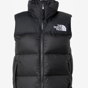 Väst  - Säljer nu min 1996 retro nuptse väst då den inte används och inte är min stil längre, använt 3ggr sen köp så i helt ny skick. Inga skador alls, slutsåld på de flesta sidorna i många storlekar. Storlek XS i herr så sitter oversize på mig som är en Xs dam, passar därmed en Xs och S. Bud om många är intresserade 