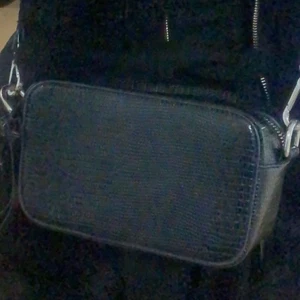 Säljer min  - nya väska från gina köpt nyligen för några dagar sen. Köpte för 350kr men säljer billigare för 300kr. Har aldrig använt den. Kan snacka om priset kan ta den för hur mkt som helst behöver pengar. 