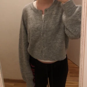 grå kofta - säljer denna superfina grå kofta än från hm, använder inte koftor så därför säljer jag denna, använd en gång! köparen står för frakten 💕