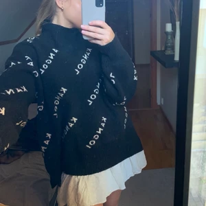 Oversize stickad polotröja  - Märke: H&M                                                                          Skick: Nyskick                                                                       Storlek: Onesize                                                                       Frakt tillkommer💞💞