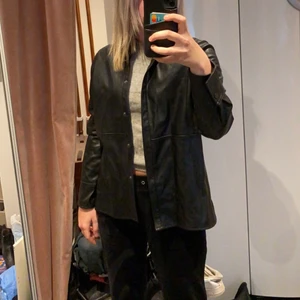 Snygg svart skinn jacka🖤 - Säljer den här skit snygga skinnjackan från Ginatricot🖤 säljer den pågrund av att den är för liten på mig, den är i strl 36🖤✨ perfekt nu för hösten🖤 använd ett fåtal ggr då när jag köpte den blev det för varmt att använda den🖤✨