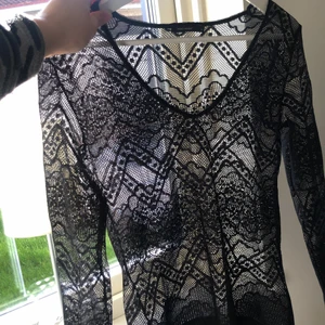 Spets tröja - Långärmad tröja i spets. Storlek L men passar som en S/M. 