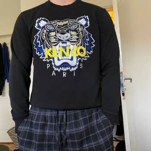 Kenzo tröja  - Äkta kenzo tröja i fint skick. Ordinarie pris 2400kr mitt pris 250 + frakt. I storlek S passar både tjej och kille.