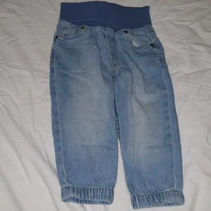 Jeans barn strl 86 - Jeans till barn, resår i midjan. Resåret går att vila upp/ner som på bilderna. Rensar på vinden, kommer lägga ut en hel del grejer. Kan skickas, då du betalar frakten.