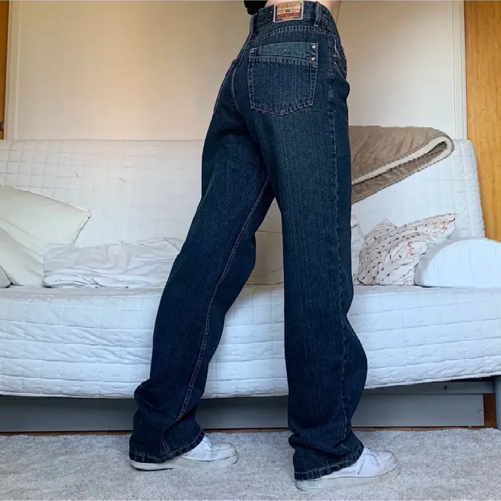 Skitsnygga vintage diesel jeans. Passar alla storlekar mellan S-L beroende på hur man vill att dem ska sitta. Bilder lånade från tidigare säljare och ❤️Pris kan självklart diskuteras❤️. Köptes för 550kr.. Jeans & Byxor.