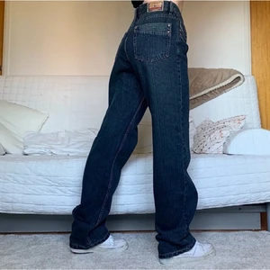Diesel jeans - Skitsnygga vintage diesel jeans. Passar alla storlekar mellan S-L beroende på hur man vill att dem ska sitta. Bilder lånade från tidigare säljare och ❤️Pris kan självklart diskuteras❤️. Köptes för 550kr.