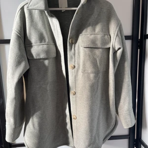 Söt grön jacka  - Säljer denna supersöta gröna jacka! Den är knappt använd så den är i bra skick. Storlek S. 