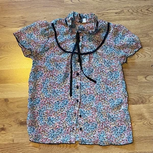 Blommig blus - Gullig blommig blus i mesh! Frakt tillkommer 💘 