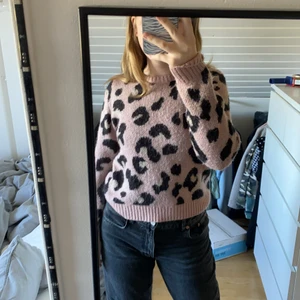 Leopard stickad tröja  - Buda i kommentarerna. Passar xs-s. Frakten ingår inte i priset 