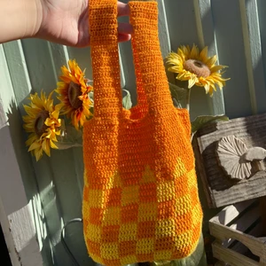 Virkad väska - Gul och orange virkad väska. 