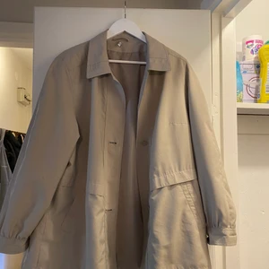 Jacka - Tunn jacka i en beige/grå färg. Lite vaddad i axlarna. Storlek 42. Passar mindre storlekar för en oversized fit. 