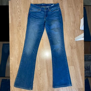Låg midjade levis bootcut jeans - Jäättefina lågmidjade Levi’s jeans i modellen slight curve. Köpta på sellpy. Storlek 28 men midjemåttet är ungefär 70-75cm. säljer då de är för små :( Fraktar endast❤️