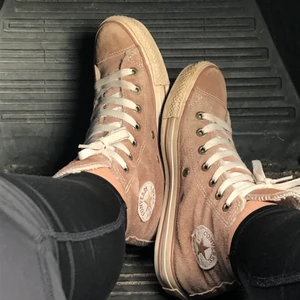 Fodrade converse i mocka - Köpta på plick men säljs vidare pga att de inte kommer till användning. Bra skick. Frakt tillkommer.