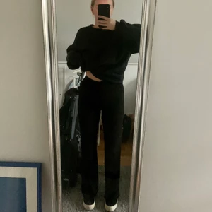Svarta kostymbyxor från NAKD - Säljer mina svarta kostymbyxor från NAKD då de inte längre kommer till användning. Har används mycket men är i bra skick! Hög midja, rak passform. Kan skicka fler bilder om så önskas💞