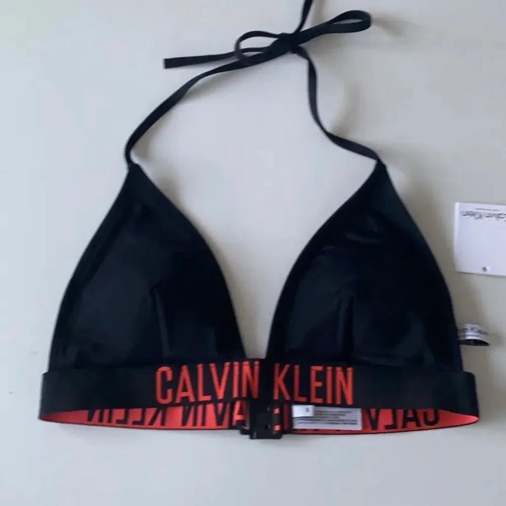 En helt ny bikiniöverdel från Calvin Klein! Första bilden visar hur den sitter på och andra bilden är den som säljs 💕. Övrigt.