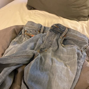 Diesel jeans - Säljer ett par diesel jeans knappt använda fint skicka, lågmidjade , inte tajta men inte pösiga 
