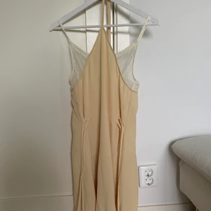 Klänning med halterneck Zara - Aldrig använd och är en superfin sommarklänning! Prislappen är kvar och nypris på 500 kr:))