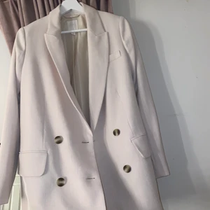 Linne blazer storlek S - En linne blazer i storlek S. Köptes för några månader sedan på HM och användes 1 gång därav säljer jag den. Den är alltså i väldigt bra skick.