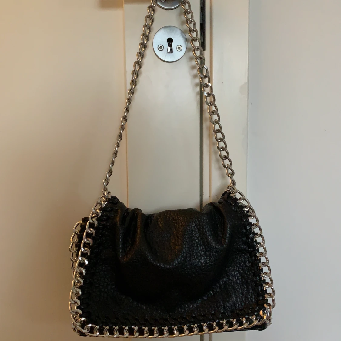 Svart väska med kedja - 90