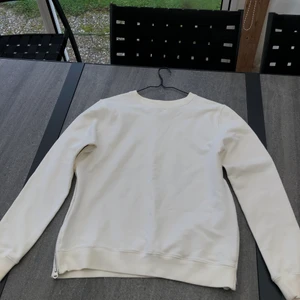 Tröja i märker Crocker - Storlek S/M. Jätte fint tyg och fin kvalitet! Säljer då den tyvärr inte passar mig. Tröjan är i nyskick. Drakkedje detaljer på sidorna som kan öppnas och stängas.. 