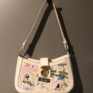 Väska  - Cool väska! ”Knappen” kan var lite kinkig ibland men annars bra kvalite