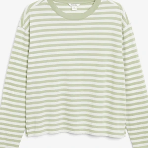 Randig tröja  - säljer denna randiga tröja från monki eftersom den inte används ( köparen står för frakt)