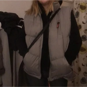 väst  - köpte denna assnygga väst här på plick men den e alldeles för lång på mig 💔😭så kommer sälja den vidare 