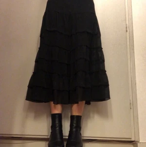 Långkjol med lager - lång kjol med lager i luftigt material. Jättefin nu till höst. Har ett lite hål utmed dragkedjan men är mycket lättfixat eller ignorerat, (se sista bilden). Är 175cm lång, för längd referens