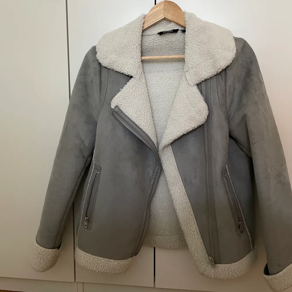Fluffy jacket , size 38. Fit for xs-s-m . In a very good condition . Used only 2,3 times . Jackor.