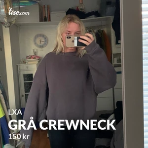 Grå Crewneck - Grå crewneck från LXA, några småfläckar som bara syns i direkt solljus men därav priset