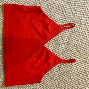 Ribbad V- ringad topp  - Storlek M från Zara, klar röd