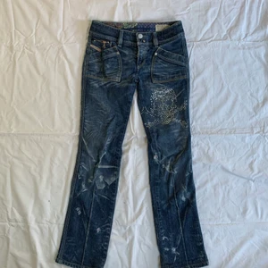 Bootcut jeans🌸💗 - Världens coolaste jeans med massor av olika detaljer sol blekingar och diameter, men okså skitsnygga bakfickor❤️ De köptes second hand i Frankrike och är Diesel💕 De sitter perfekt på längden på mig som är 160. Midjemåttet: 70 cm 