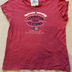 T-shirt från Lexington - T-shirt. Små hål längst ner av tröjan. Röd. Ganska sliten.