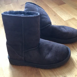 Äkta Uggs mörkbrun  - Jättefina gamla vintage uggs som knappt är använda och som jag nu vuxit ur. Jättesköna och mjuka inuti.😄 Det ända är att de har lite vattenskador på sidan.