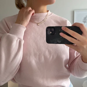 Babyrosa tjocktröja - Superfin tjocktröja från chiquelle! Använd men i gottskick, inga fläckar eller liknande. Nypris 400kr, mitt pris 150kr+frakt💕