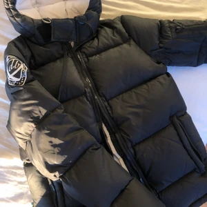 Svart/vit Dbrand jacka - Säljer svart/vit Dbrand jacka!💖 I okej skick!💖                        Skickas, köpare betalar frakten!💖