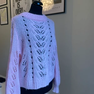 Stickad tröja  - Säljer min superfina rosa stickade tröja från HM. Köpt för flera år sedan🌸 Men använd sparsamt. Storlek M. Men funkar på en S med. 