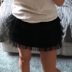 Zara kjol - Säljer en skit snygg slutsåld zara kjol, storlek 164 men passar S och XS. Kan möta upp i Stockholm eller frakta för +66kr