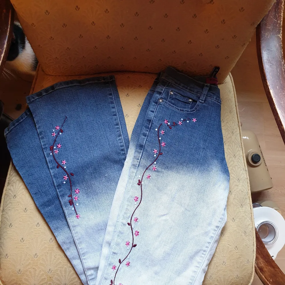 Snygga jeans med broderade blom motiv,stl 28. Jeans & Byxor.