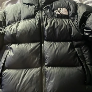 The north face jacka - Jätte fin jacka nu till vintern.Säljer pga jag vill kunna köpa en ny jacka.Har ett litet hål som man ser på 3 bilden men det är inget som man ser egentligen.Nypris:3000