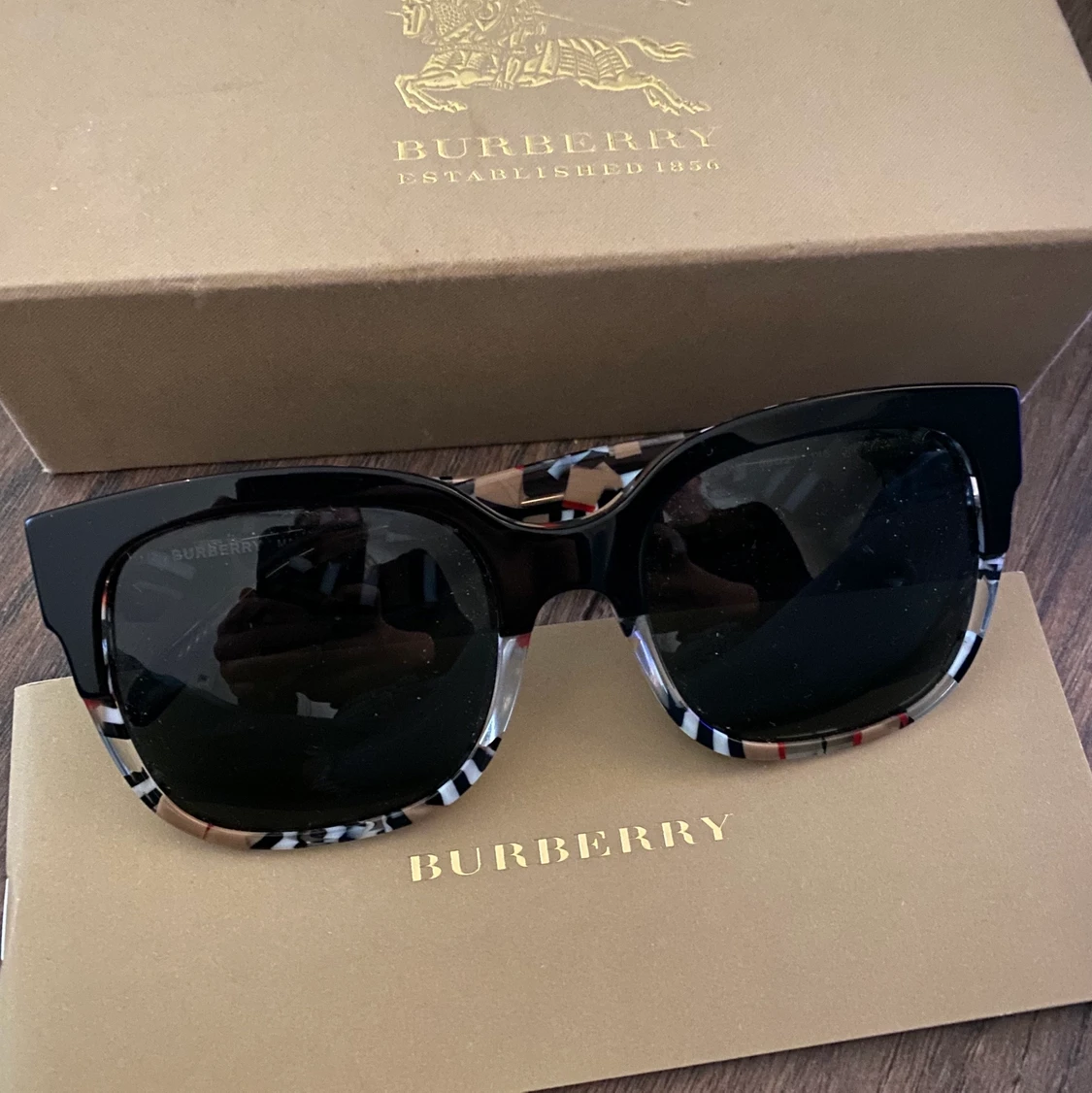 Burberry solglasögon 🕶  - 90