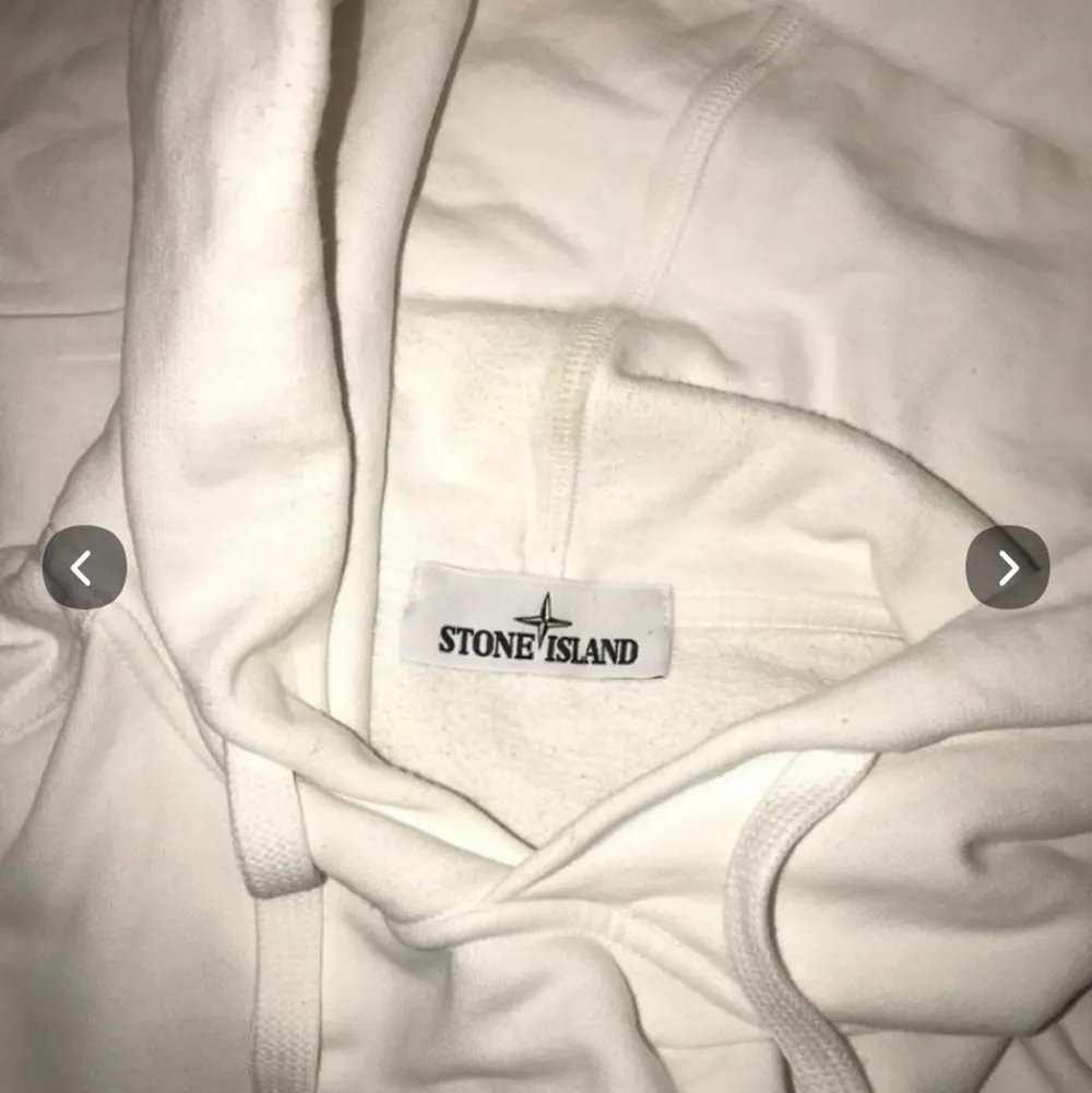 En fin Stone island hoodie utan fläckar köpt på Nk i Stockholm och skicket är 8/10 i storlek M                                   (HJÄLPER EN VÄN). Hoodies.