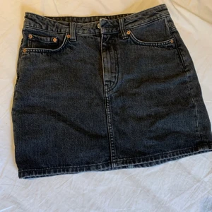 Kjol Weekday - Säljer en jättefin jeanskjol från zara. Bra material och använd fåtal gånger. Passar mig som har storlek S men passar även M.💞